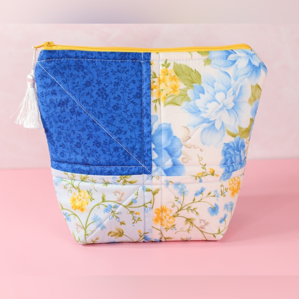 Patchwork floral quilted bag with foam cotton lining for makeup protection NWOT